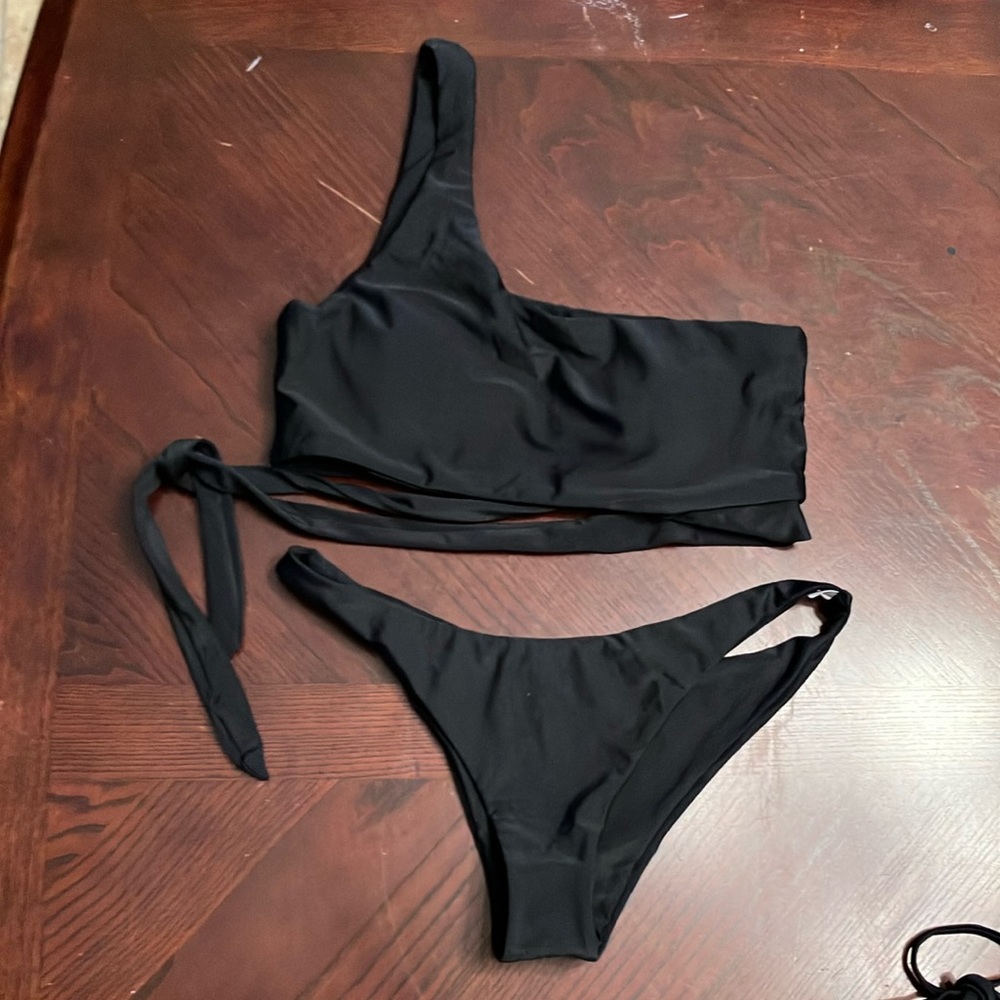 Black bikini